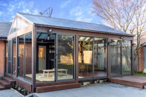 Puddings Tranquil Sunroom Retreat in Glen Waverley